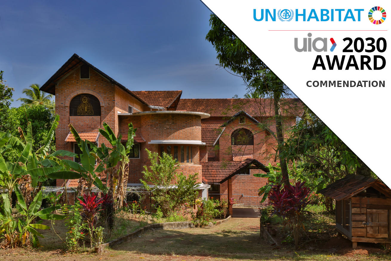 Ar. Guruprasad & Ar. Manasi receiving IIA Kerala State Awards 2023.